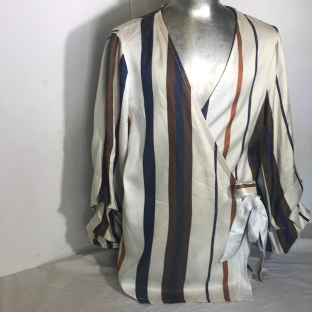 “ITALIAN” VINTAGE  Designer Wrap Blouse fab sleeves. - Picture 2 of 14